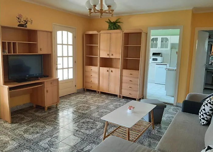 Egri Apartmanhaz בלטונפנבש